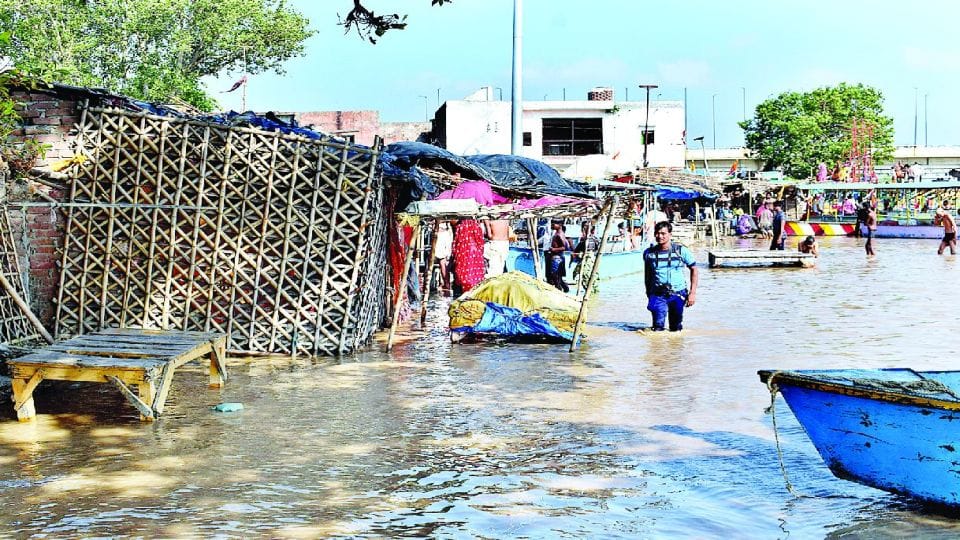 flood water reached 40 villages of kasganj after Ganga water level rising