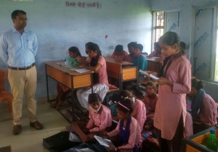 Hathras: Open poll of open education system in inspection, children failed