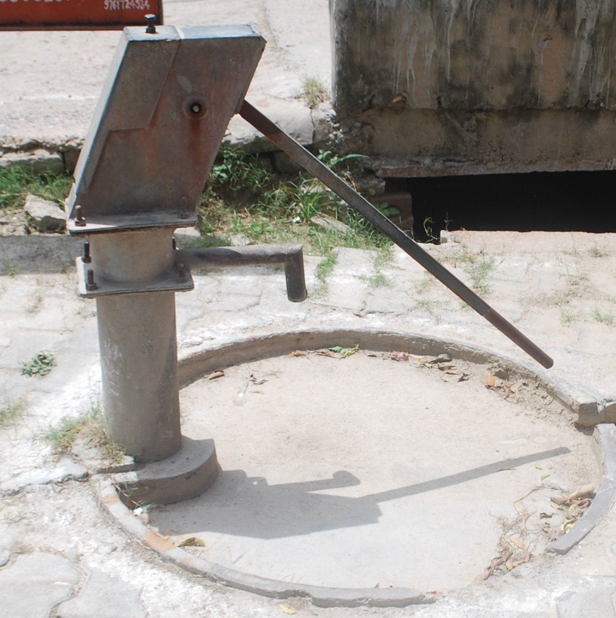 Hathras: Dirt piles up in Dayanatpur, occupied the footpath by putting Badarpur