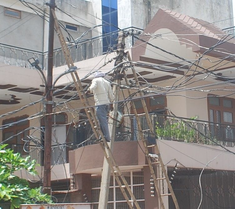 Hathras: Daily power cuts in scorching heat