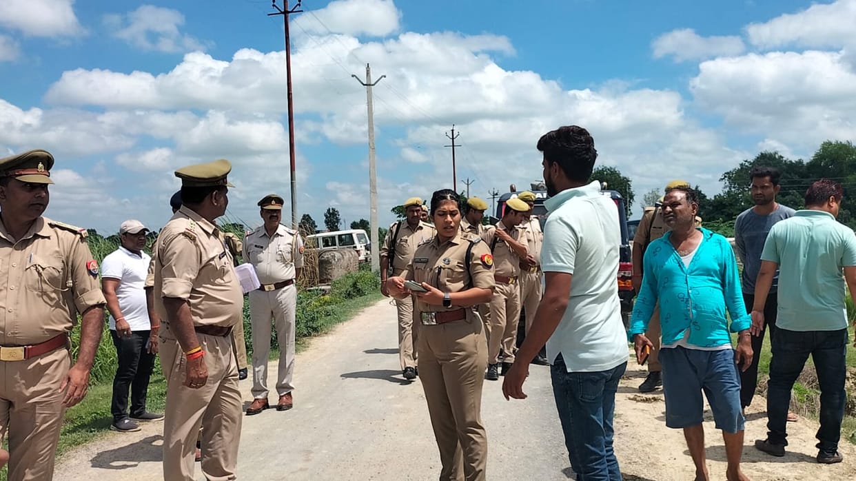 Fight between security personnel and people in Auraiya, accused looted gun and mobile