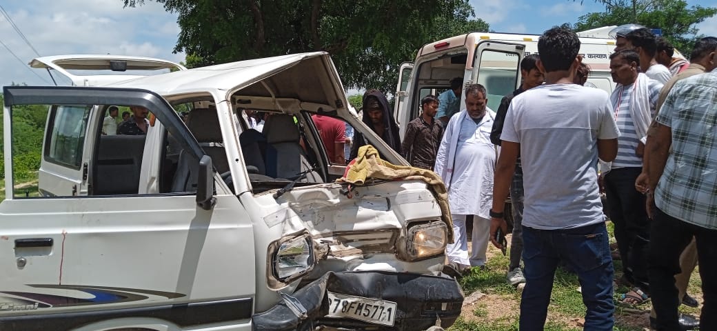 Omni van and bike collide in Mahoba, two died and couple injured, search continues for van driver