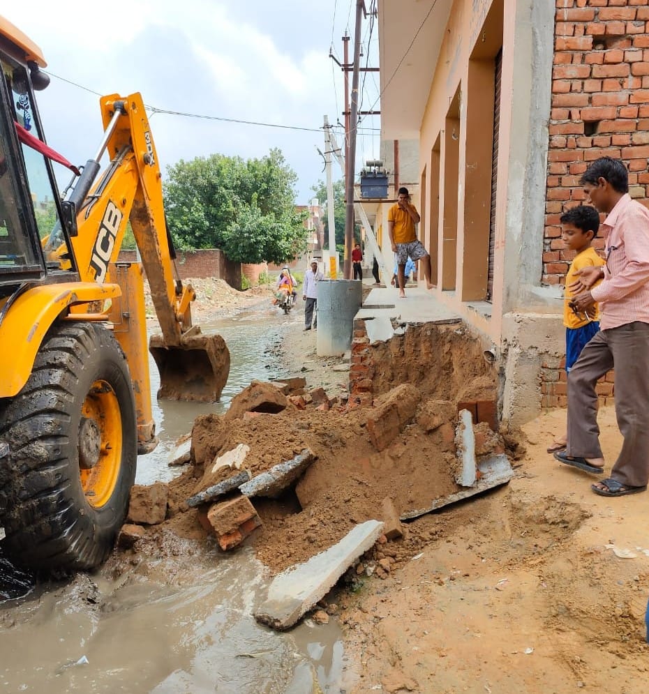 Removal of illegal construction started to make drain on Karbala road