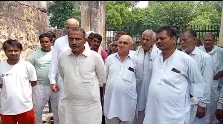 Along with the teachers, the villagers also started opposing rationalization, also locked the lock