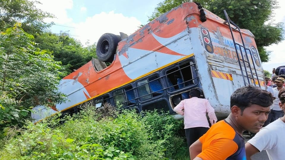 Private bus overturned to save bike rider death and 30 passengers injured in Mainpuri