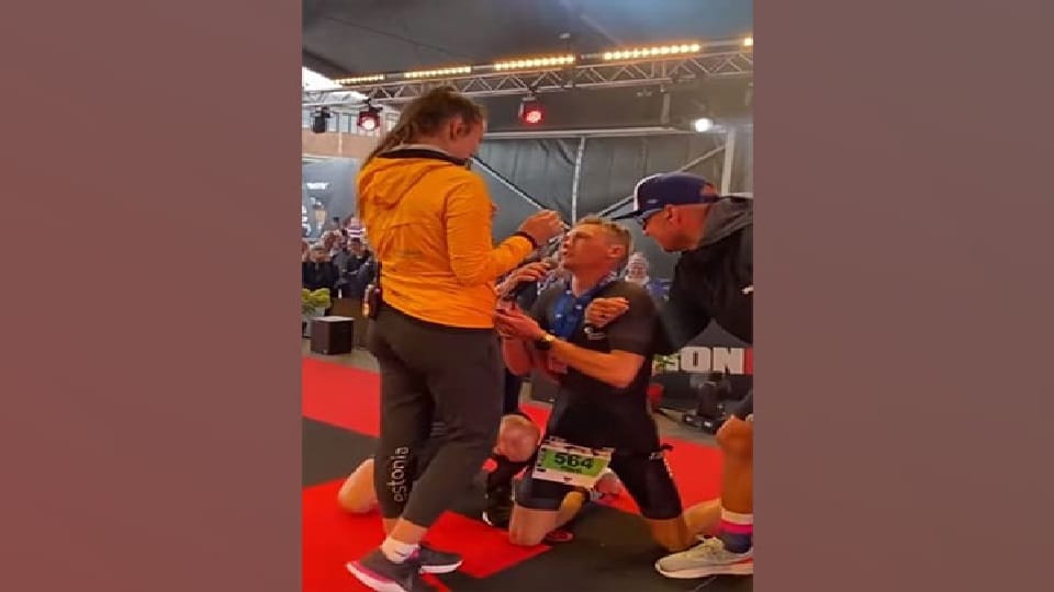 Viral video of man with leg cramp proposing his girlfriend News in Hindi