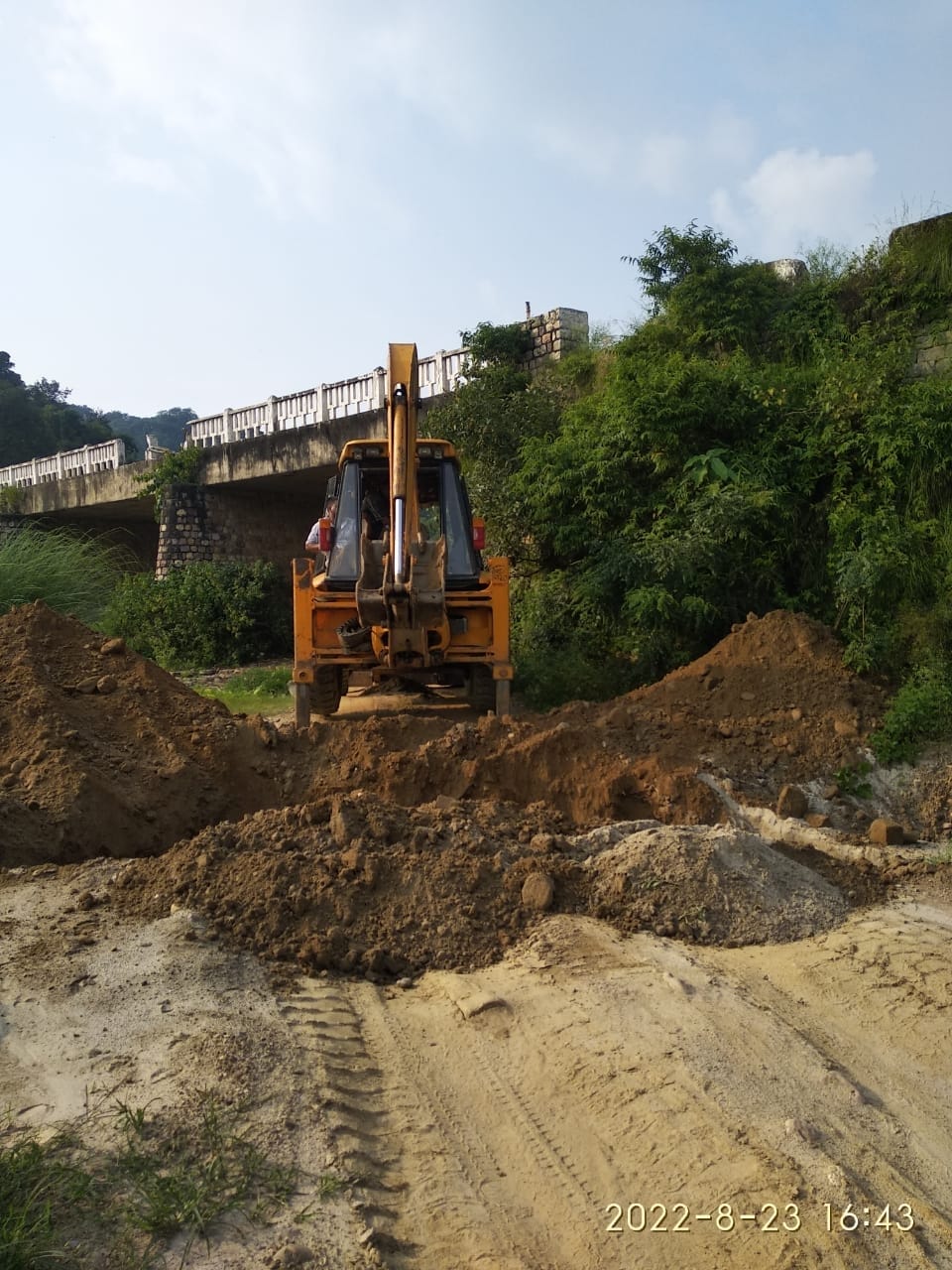 Screws on mining mafia, 120 metric tons of sand and gravel seized