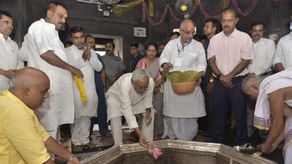 Ruckus In Bihar After CM Nitish Kumar Enters Vishnupad Temple In Gaya With Israil Mansuri