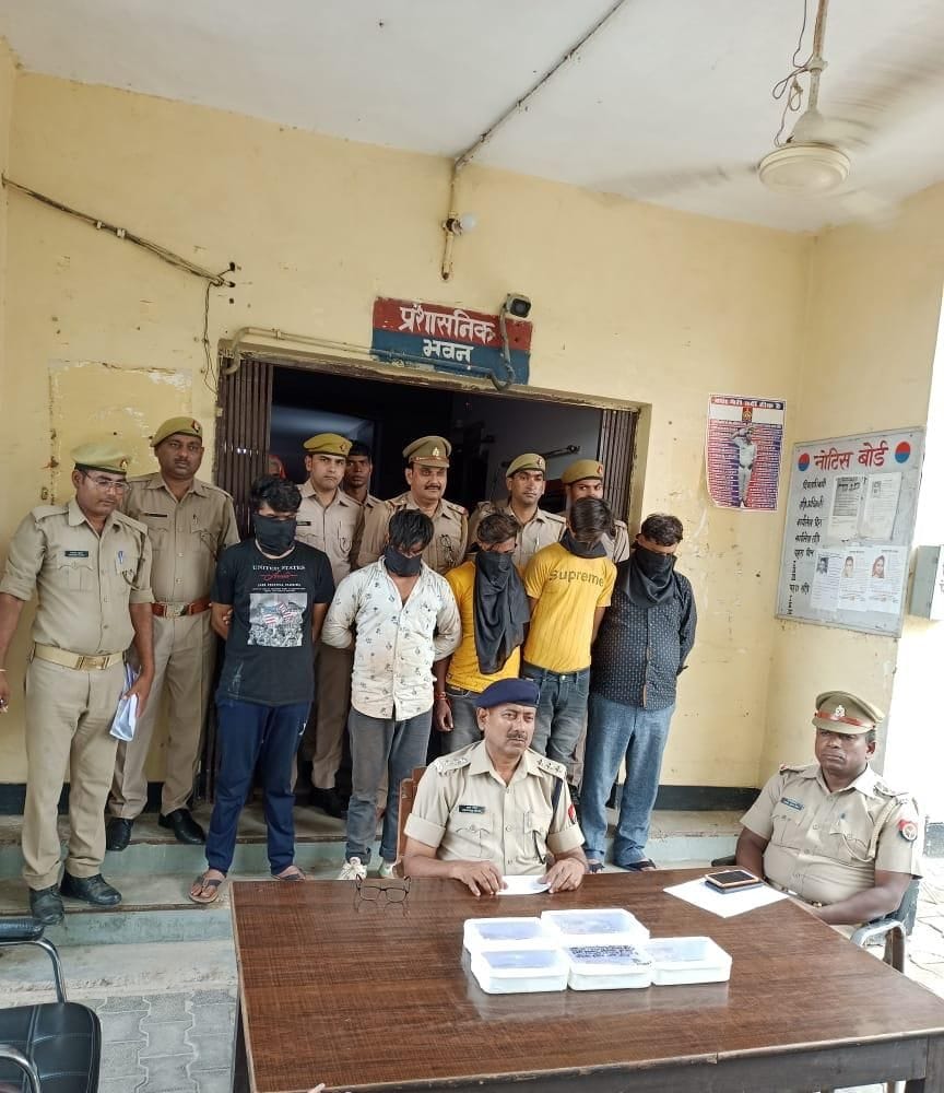 Five miscreants including nine kilos of silver stolen