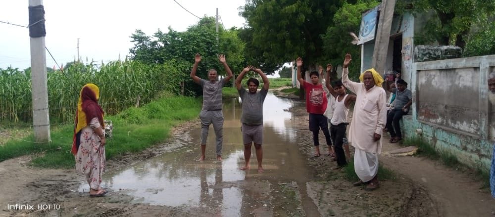 Hathras: Villagers fed up with waterlogging demonstrated