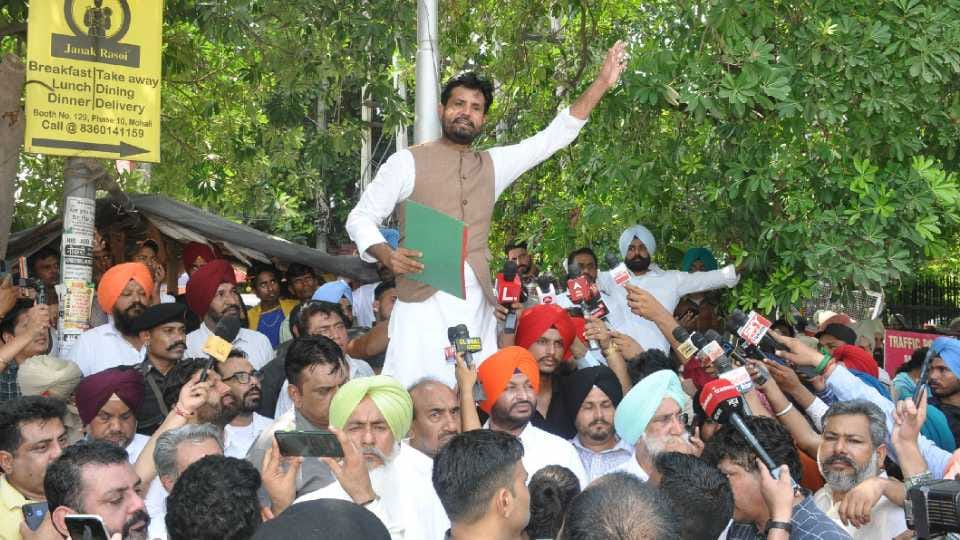 Punjab Congress leaders visit vigilance bureau ask to be detained