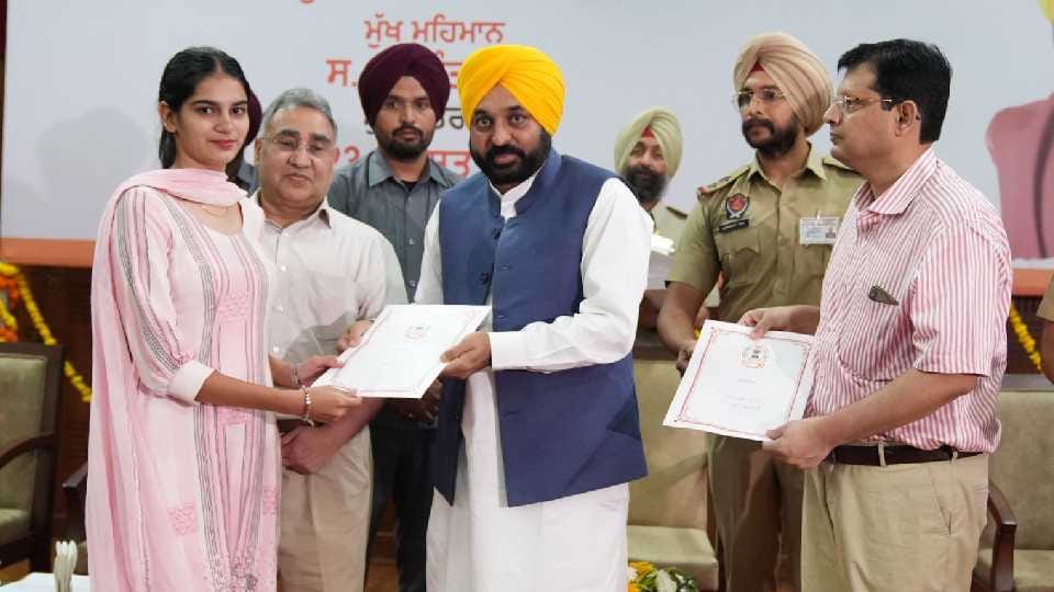 Punjab CM Bhagwant Mann gave away appointment letters to newly recruited constables
