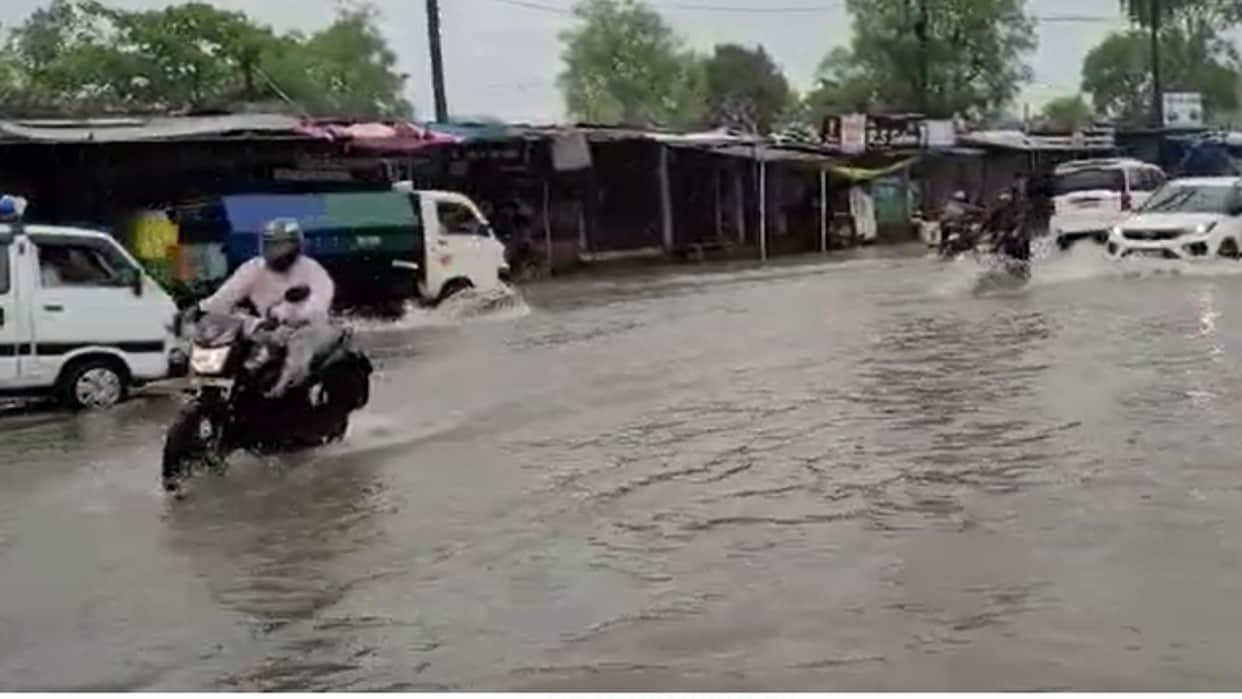 Heavy Rain in Bhopal: Rescue work done by boat on the roads made of pond, school still closed