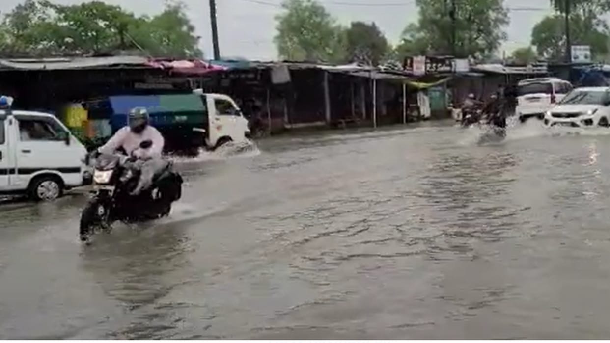 Heavy Rain in Bhopal: Rescue work done by boat on the roads made of pond, school still closed