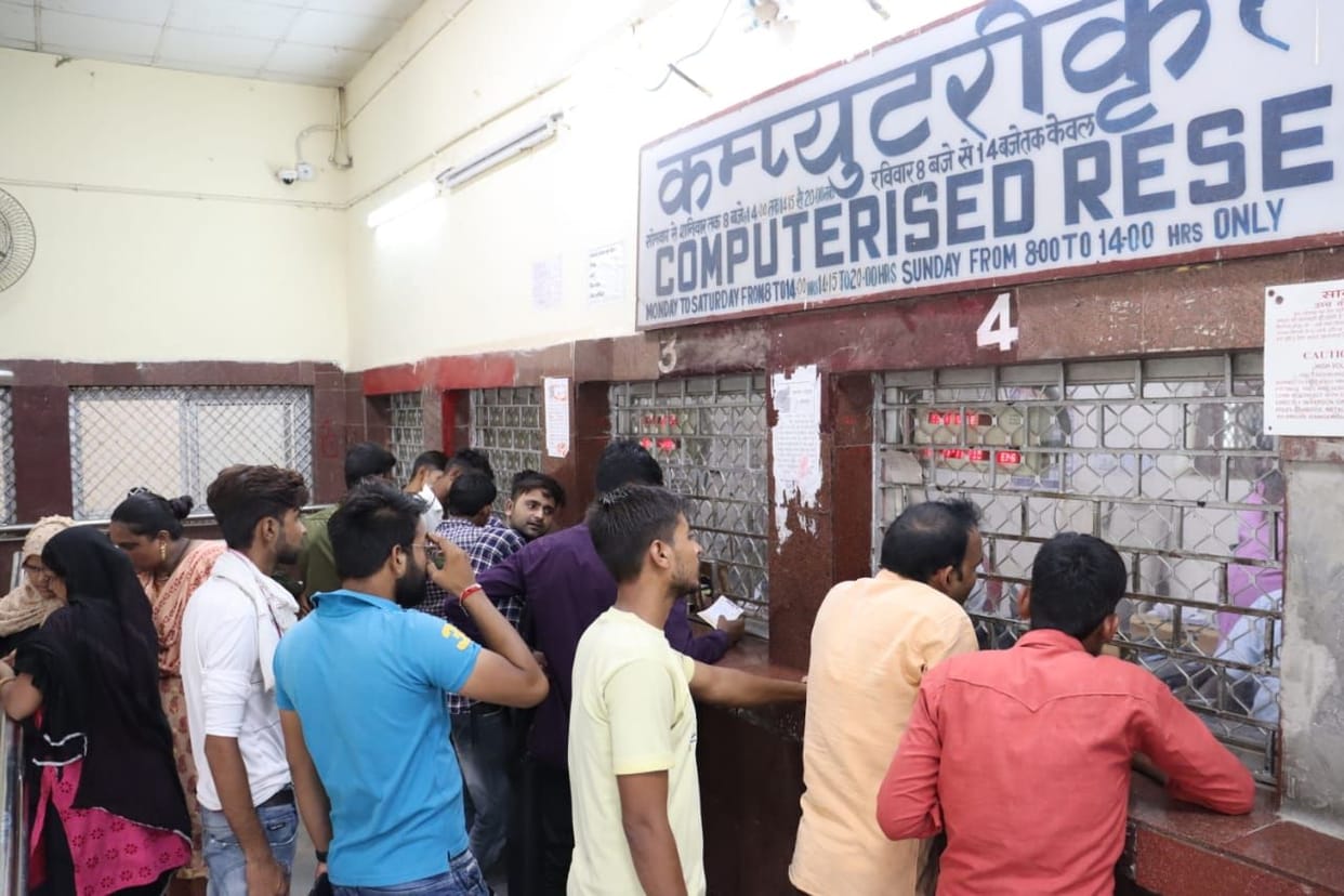 Banda: From October 20 to 29, all trains in Delhi and Mumbai are full, from now on, waiting for passengers on Diwali started in trains, passengers upset