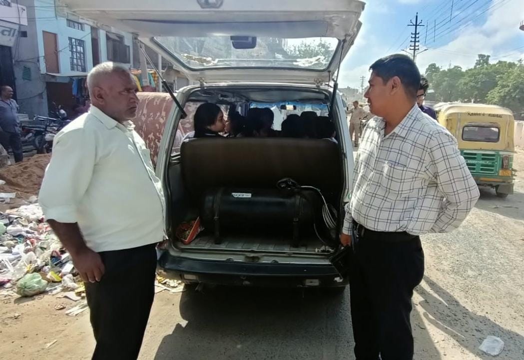 School van was caught by ARTO midway, frightened children will not speak to school