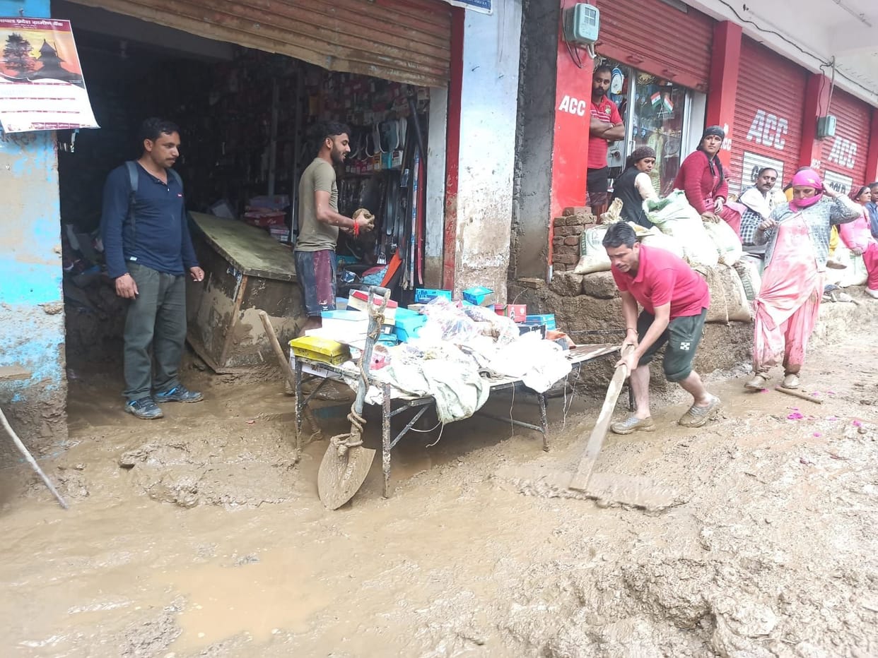 mandi news himachal news 12 road closed 24 transformers