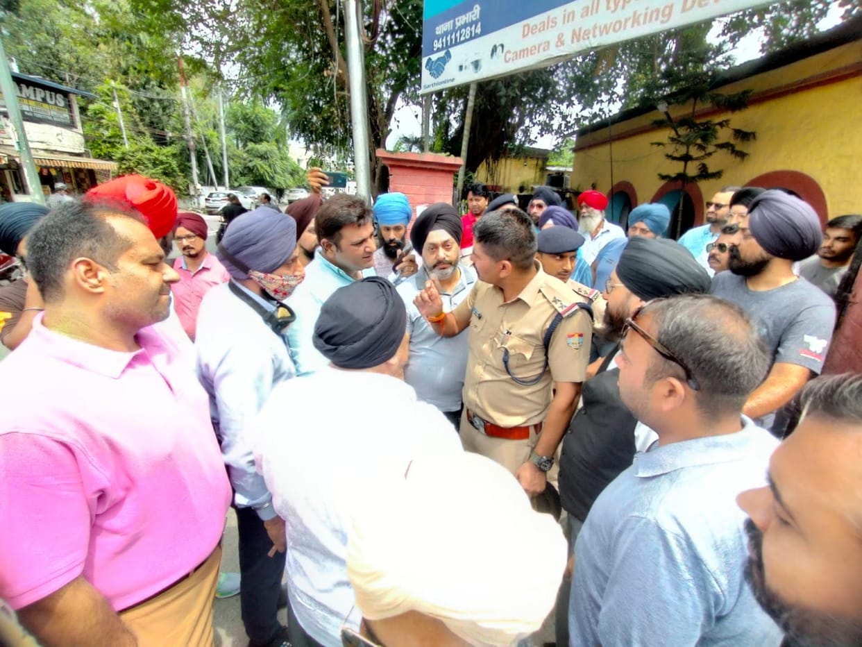 Inspector accused of assault, traders surrounded the post