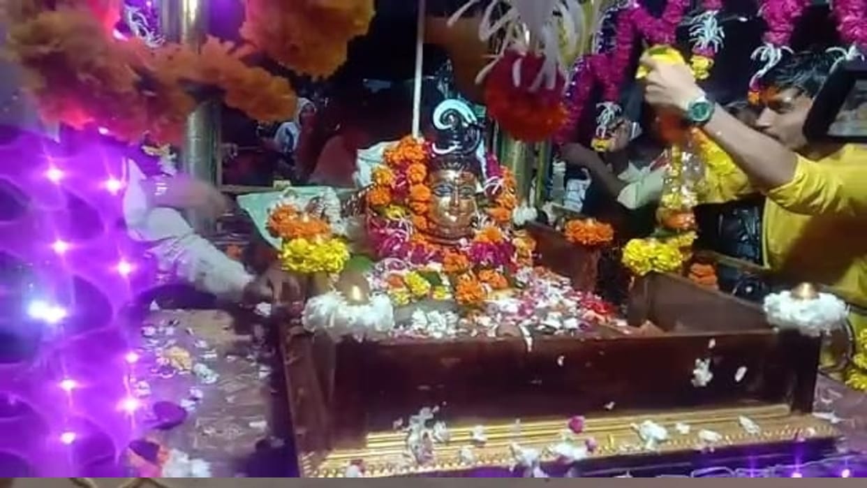Baba Neelkantheshwar's royal ride, Bhagoria dance and tableaux came out amid the rain in Shajapur