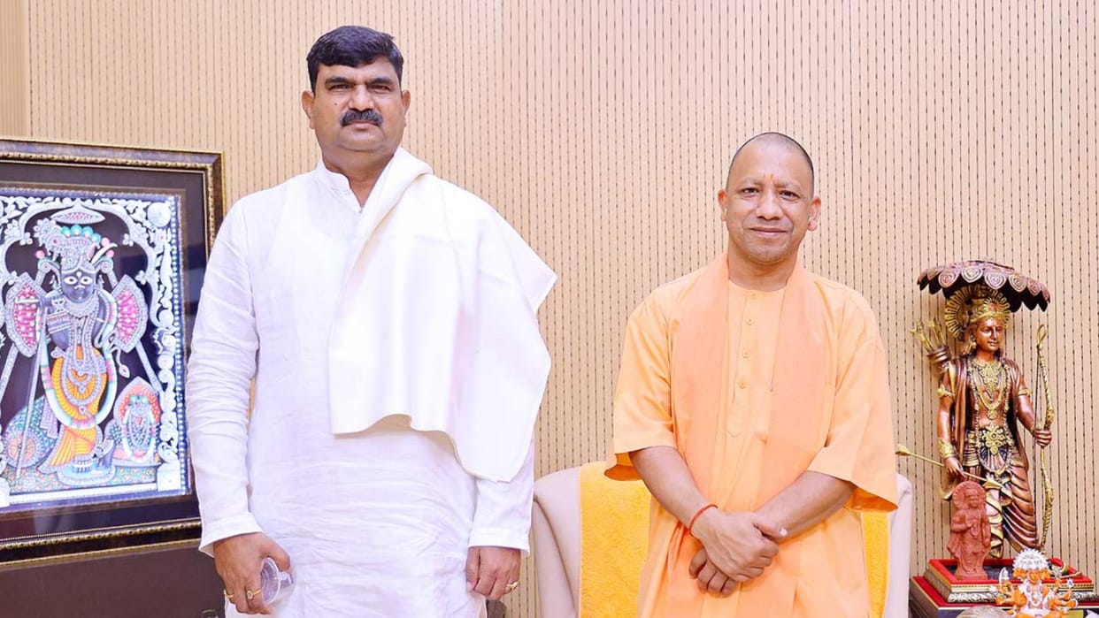 BJP leader Dharmpal meets to CM Yogi Adityanath.