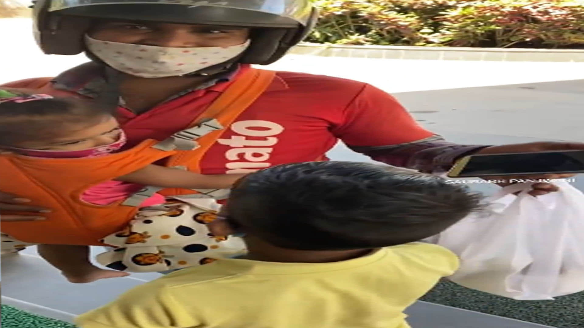 Viral Video zomato delivery woman takes his kids along while delivering food Google Trends