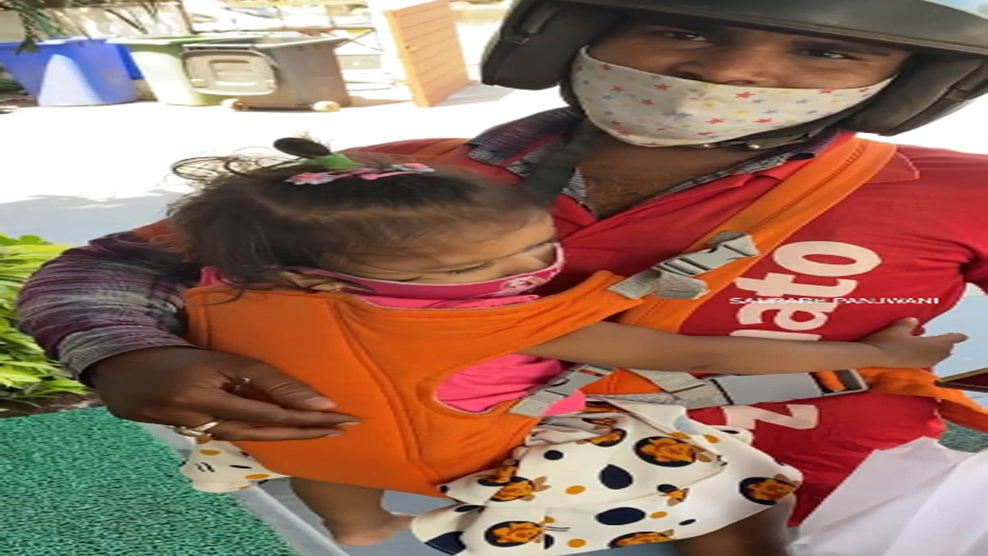 Viral Video zomato delivery woman takes his kids along while delivering food Google Trends