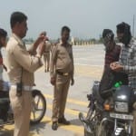 चालान काटती ट्रैफिक पुलिस