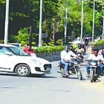 नियमों का ध्यान नहीं रखते वाहन चालक।