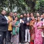 अदालत के बाहर हिंदू पक्ष के अधिवक्ता और पैरोकार