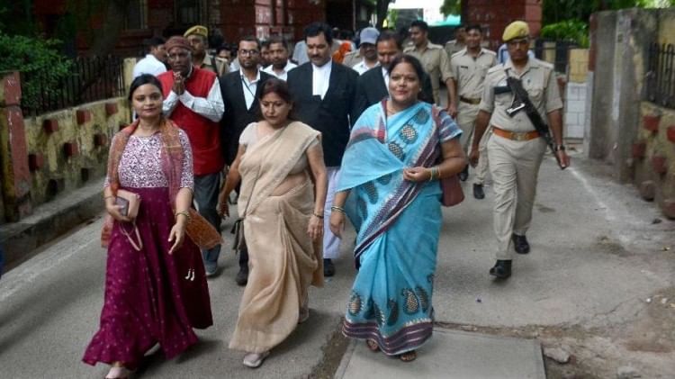 अदालत के बाहर हिंदू पक्ष के अधिवक्ता और पैरोकार