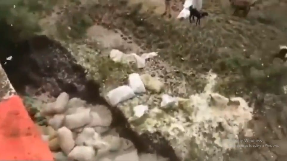 Madhya Pradesh: Garlic sacks thrown into the river in Dhar, farmers frustrated due to non-payment of cost