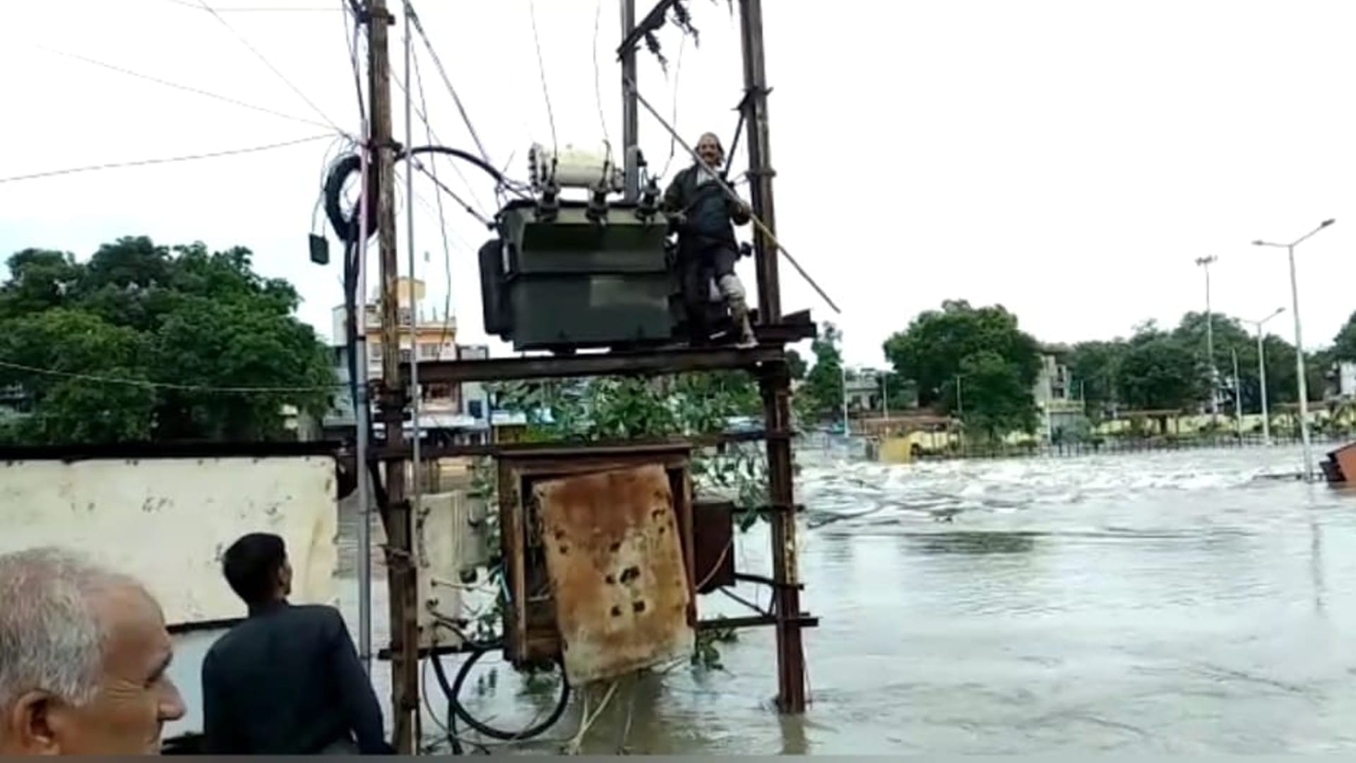 बारिश के पानी में डूबा ट्रांसफॉर्मर