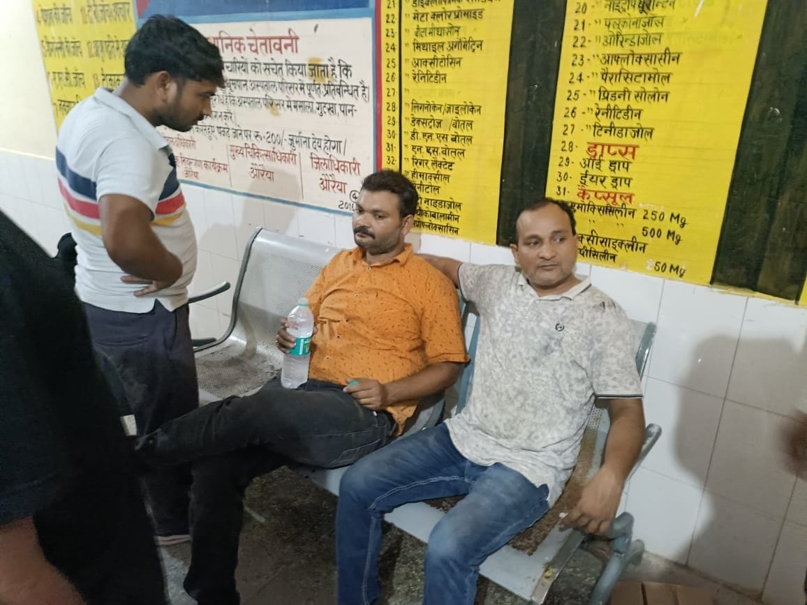 Fire breaks out in textile showroom, two die of suffocation