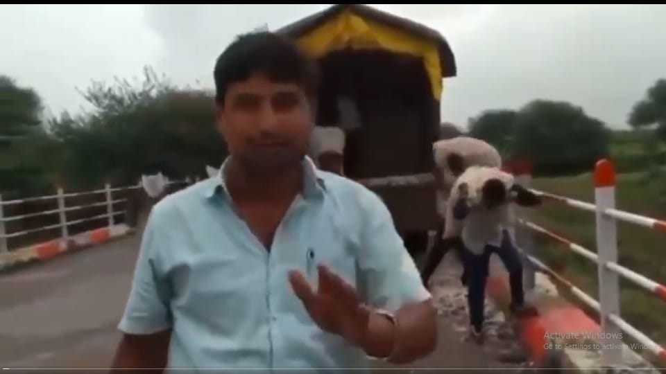 Madhya Pradesh: Garlic sacks thrown into the river in Dhar, farmers frustrated due to non-payment of cost