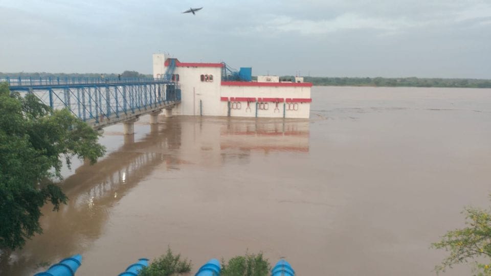 many villages hits flood due to Chambal river water level rising in agra