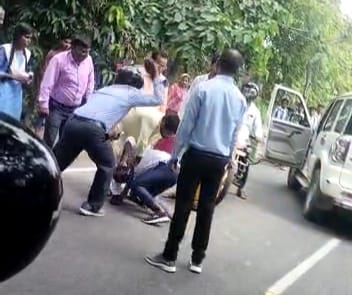 Teachers beat up student on road in Hata, case registered