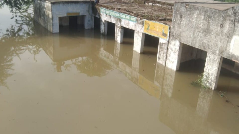 many villages hits flood due to Chambal river water level rising in agra