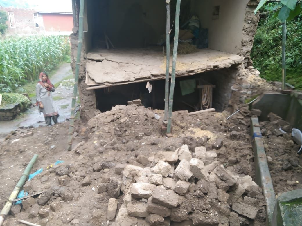 Slate collar house collapsed in Hanoh, loss of two lakhs