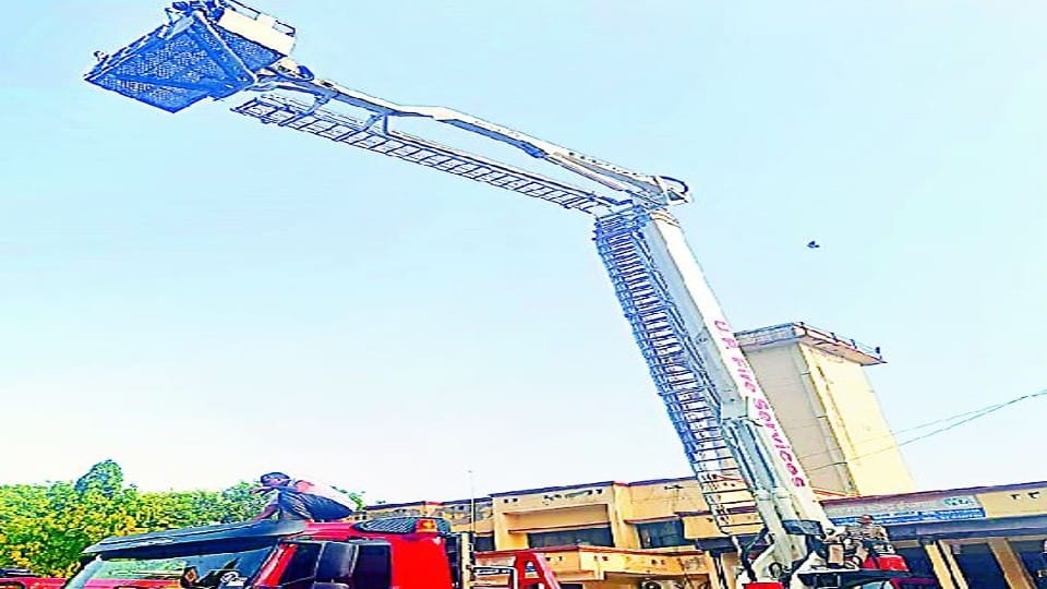 Italian engineers repaired the hydraulic platform of the fire department in Agra