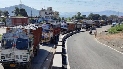Protests in Kashmir against blocking of trucks laden with apples Jammu-Srinagar highway