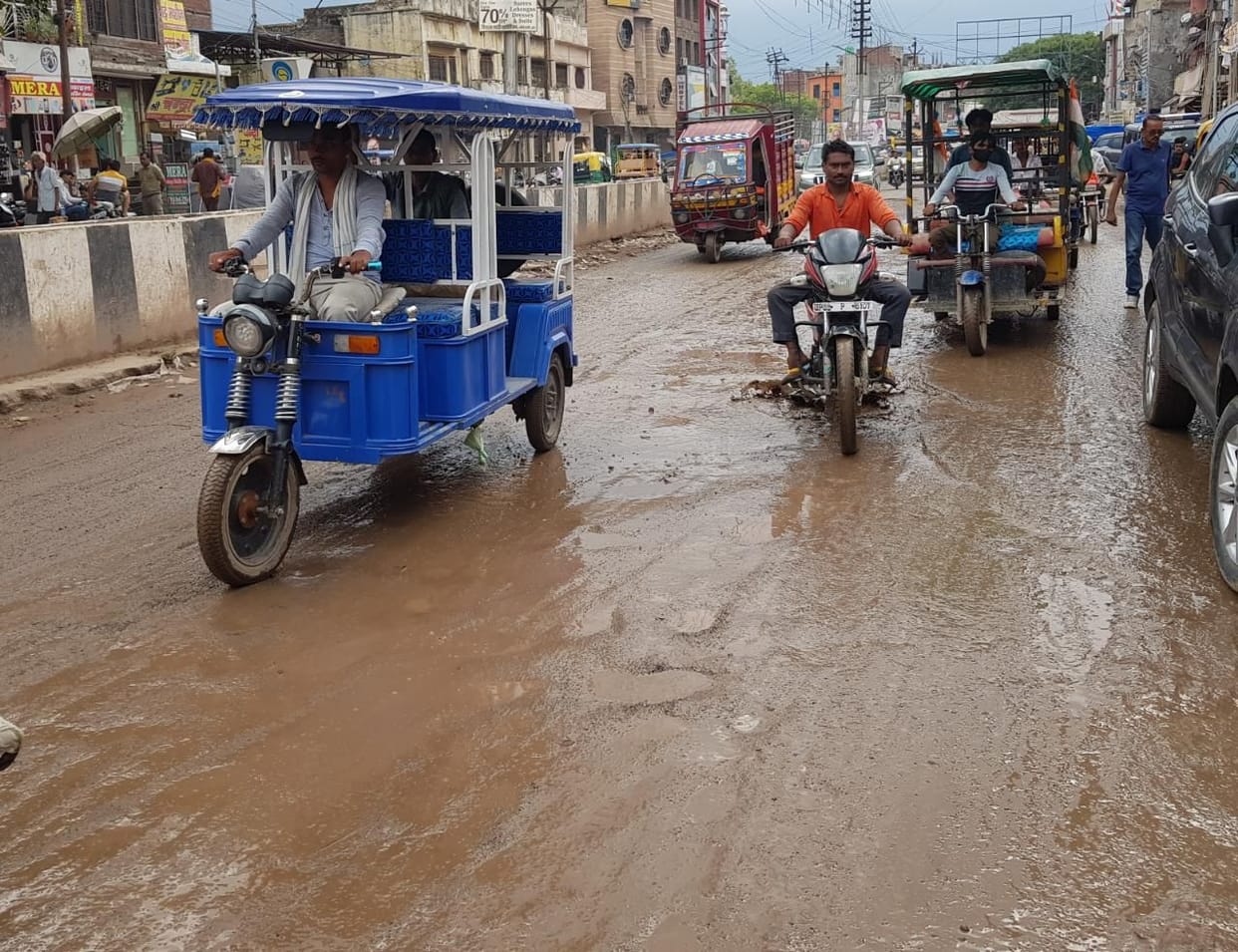 The weather is pleasant due to drizzling rain, mud in the city