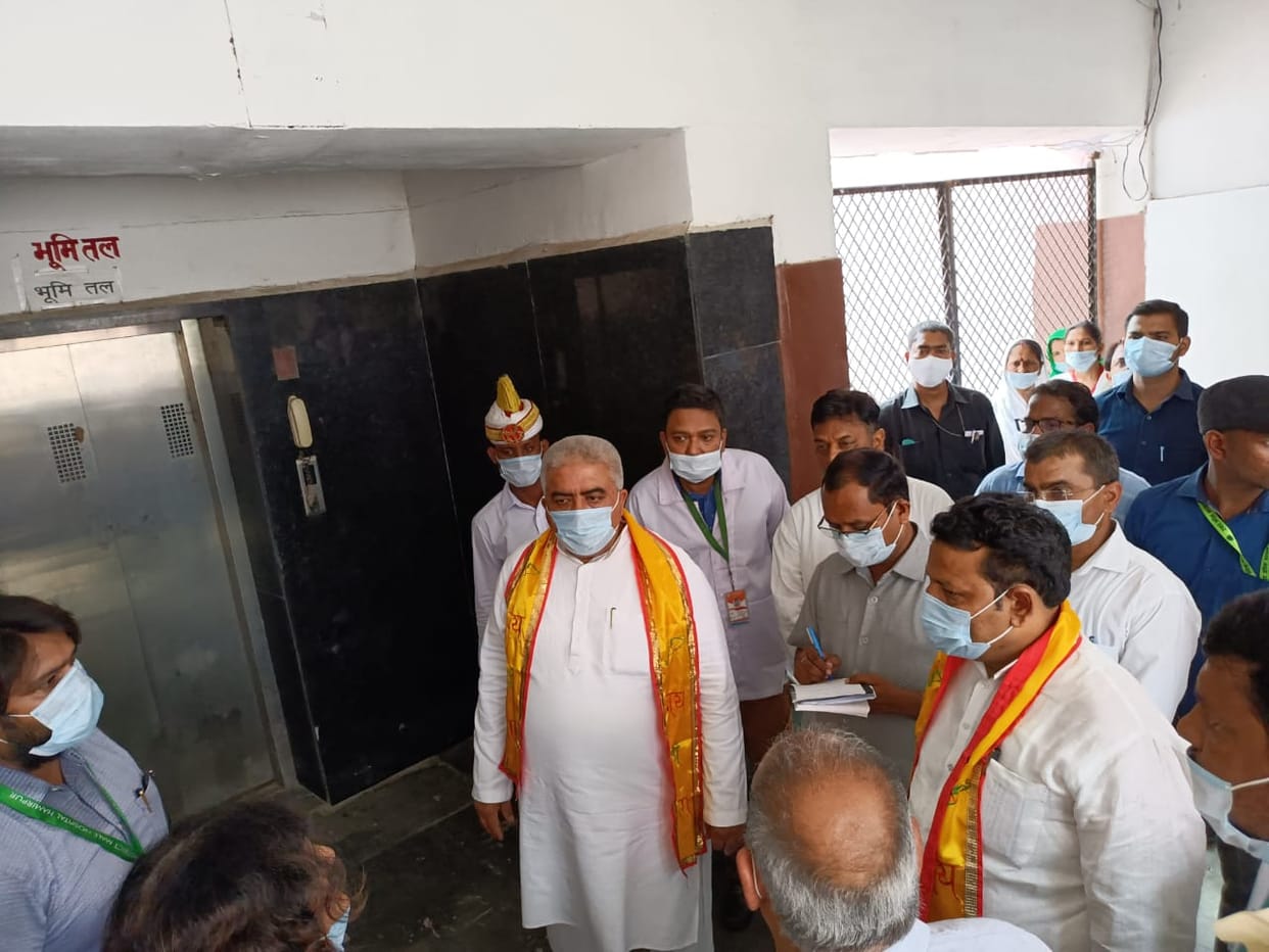 Cabinet Minister Rakesh Sachan inspected Hamirpur District Hospital