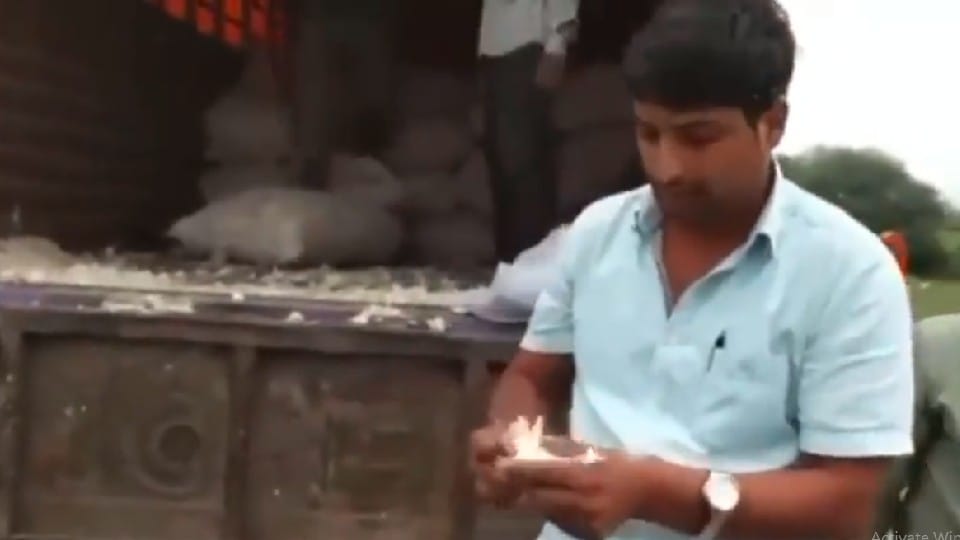 Madhya Pradesh: Garlic sacks thrown into the river in Dhar, farmers frustrated due to non-payment of cost