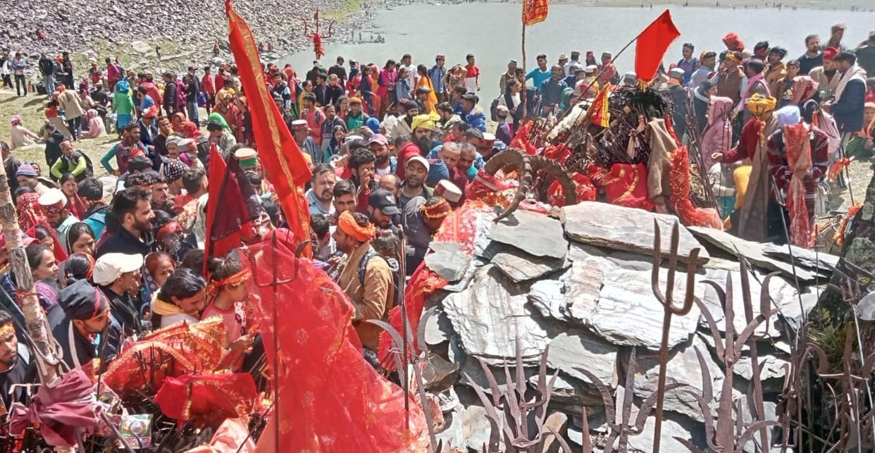 Hundreds of devotees gathered to see the meeting of three goddesses