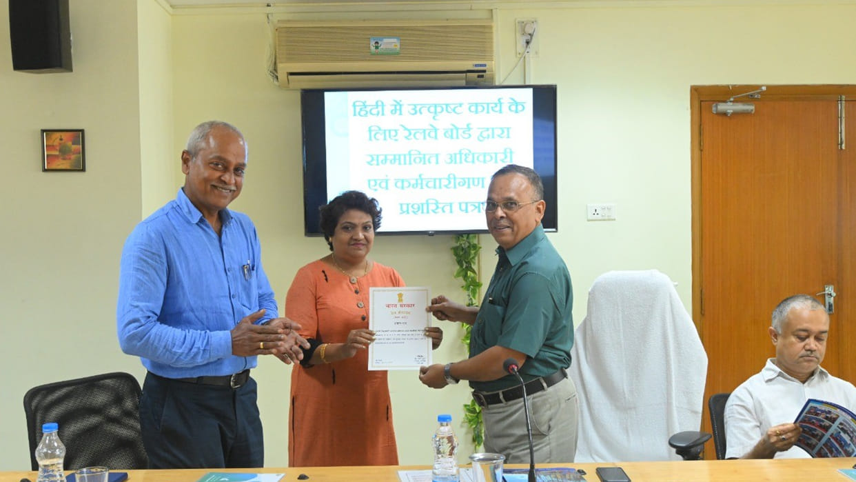Kolkata Metro: Honored for doing excellent work in Hindi 30th issue of 'Metro Chetna' released
