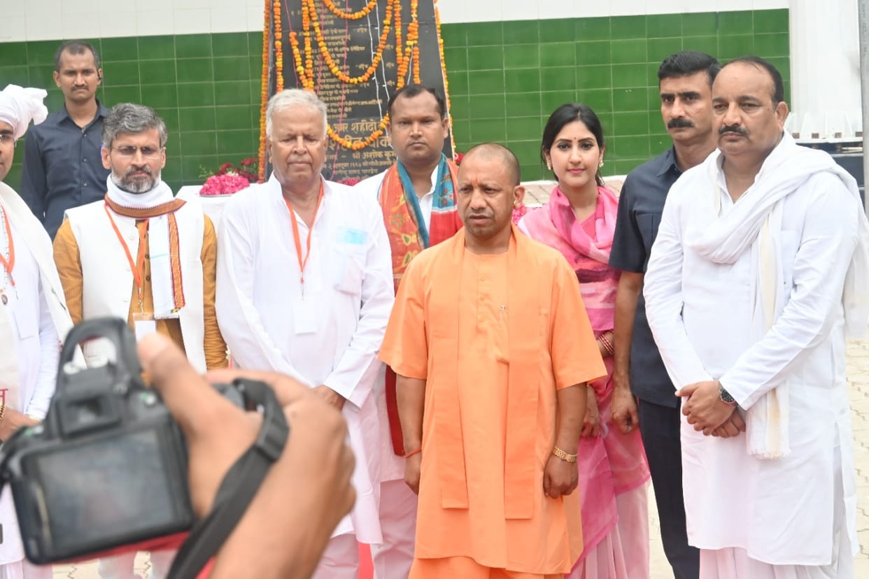 CM Yogi reaches Rae Bareli, pays tribute to Rana Beni Madhav Baksh Singh in the series of Amrit Mahotsav