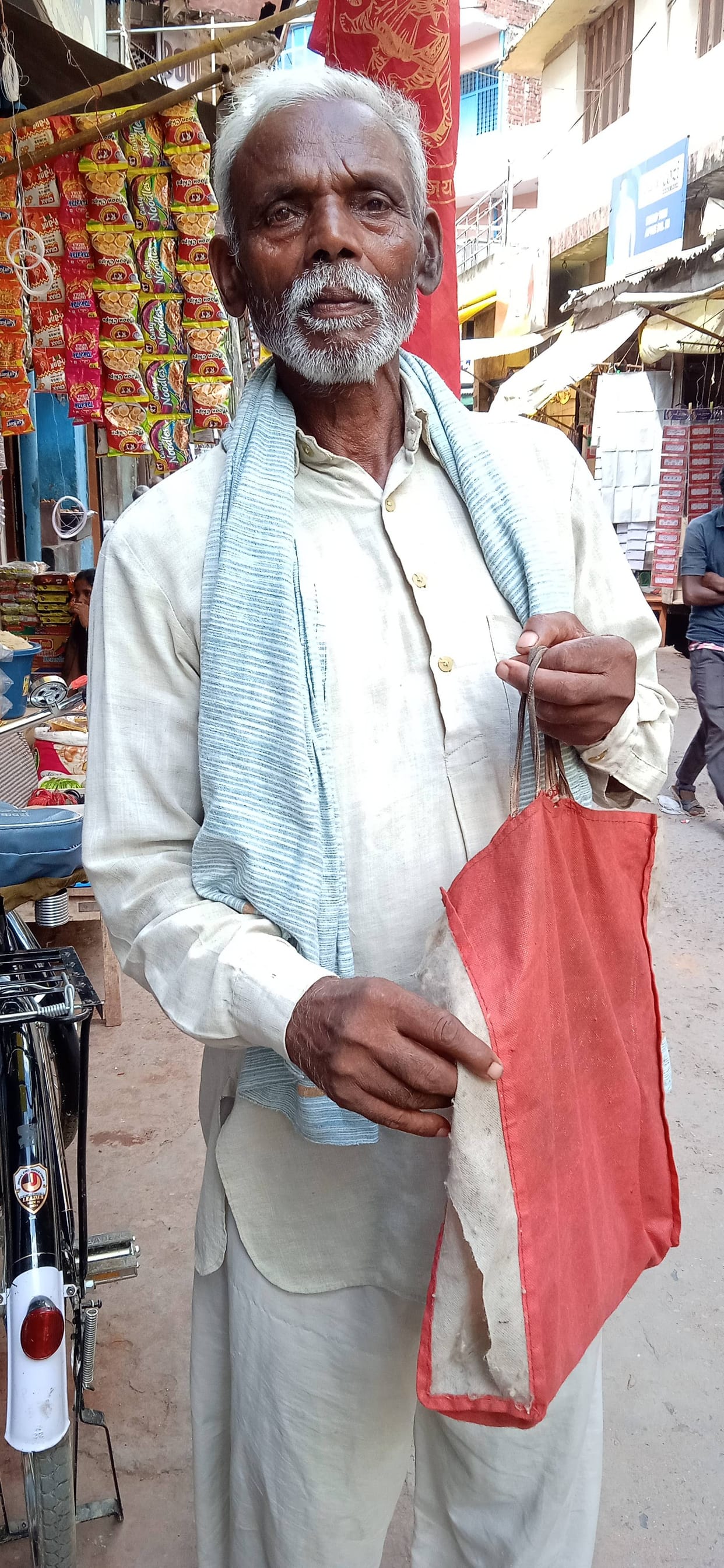 Auraiya: Women scavengers took out money by cutting a bag