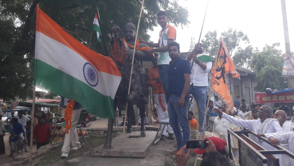 A warm welcome to Aditya returned home after winning the bronze medal