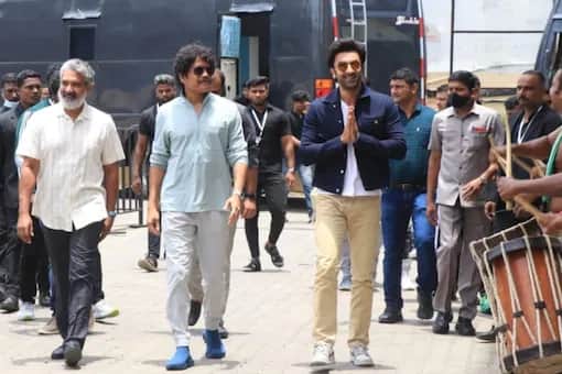 Brahmastra actor Ranbir Kapoor Akkineni Nagarjuna Ss rajamouli eat together south indian food