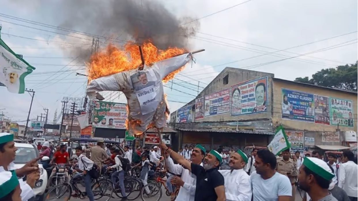 Bhakiyu burnt the effigy of Minister Ajay Teni